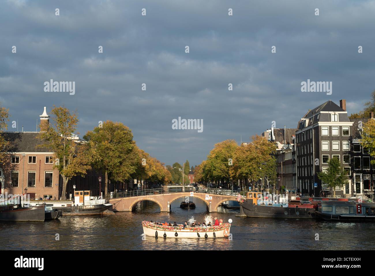Crociera turistica sul fiume Amstel Herengracht in prima serata, Amsterdam, Paesi Bassi Foto Stock