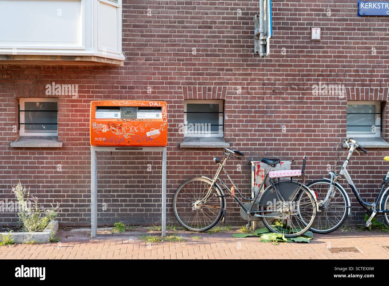 Cassetta postale o cassetta postale con biciclette ad Amsterdam Foto Stock