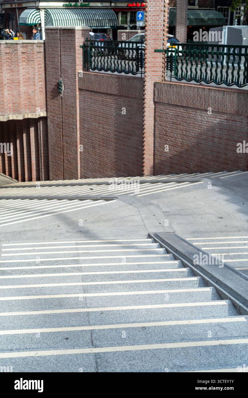 I gradini conducono a un parcheggio sotterraneo per biciclette a Kleine-Gartmanplantsoen ad Amsterdam, Paesi Bassi Foto Stock