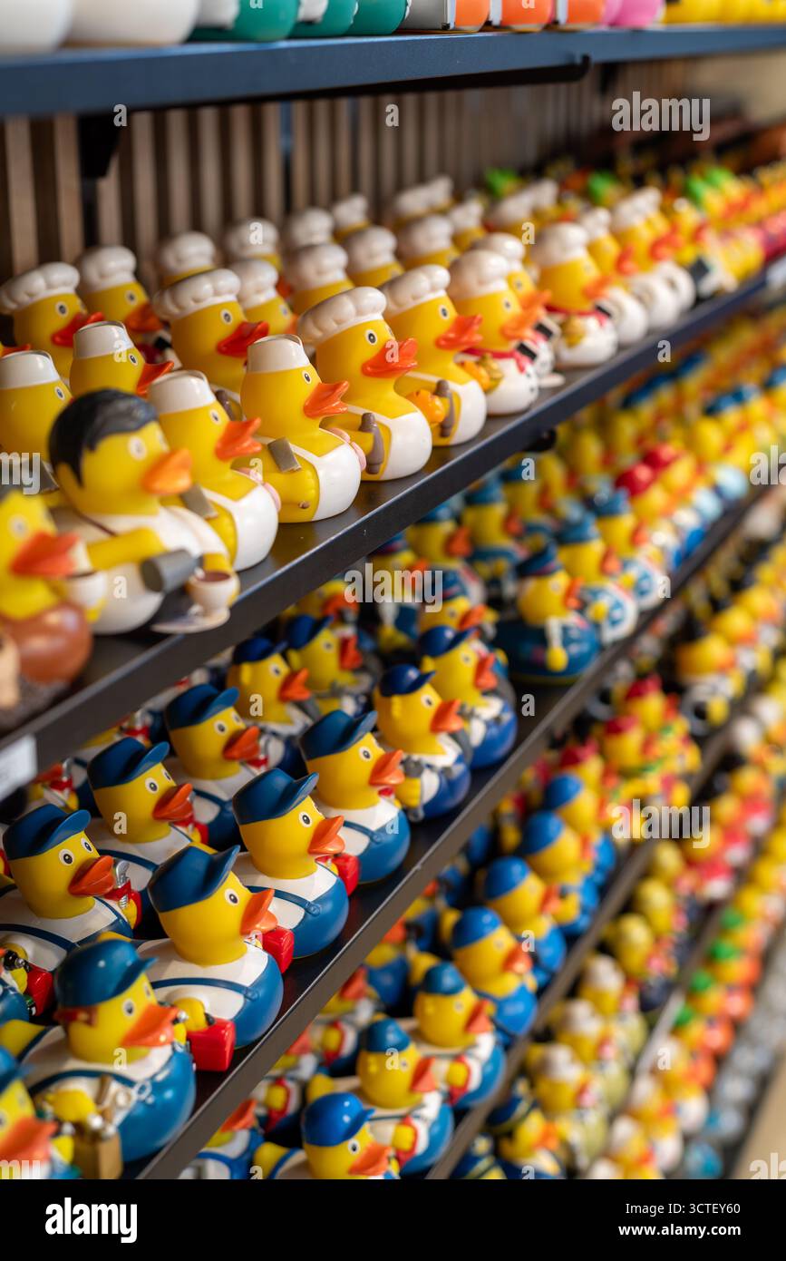 File di anatre di gomma nuove. Souvenir in vendita ad Amsterdam, Paesi Bassi Foto Stock