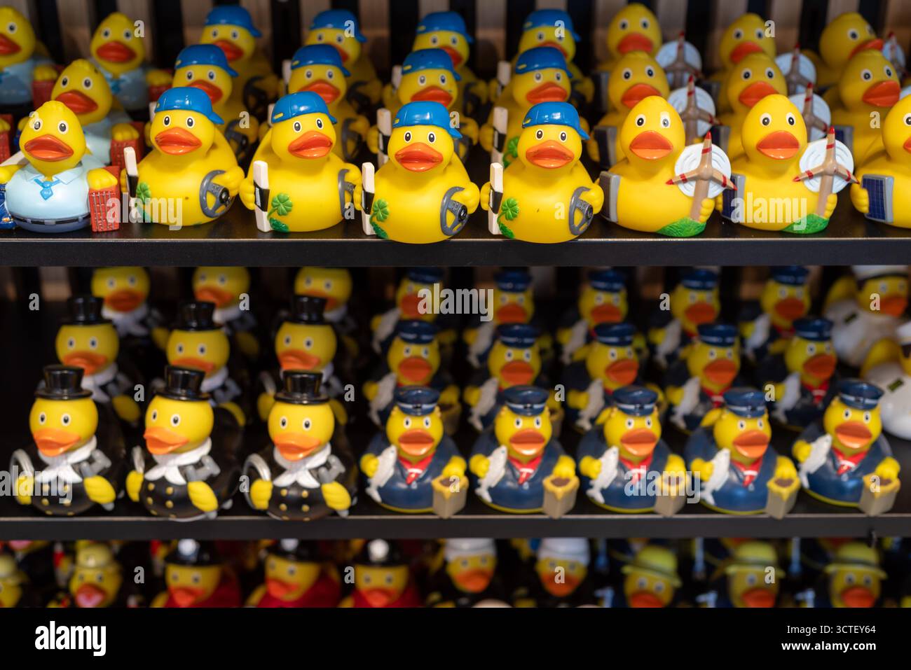 File di anatre di gomma nuove. Souvenir in vendita ad Amsterdam, Paesi Bassi Foto Stock