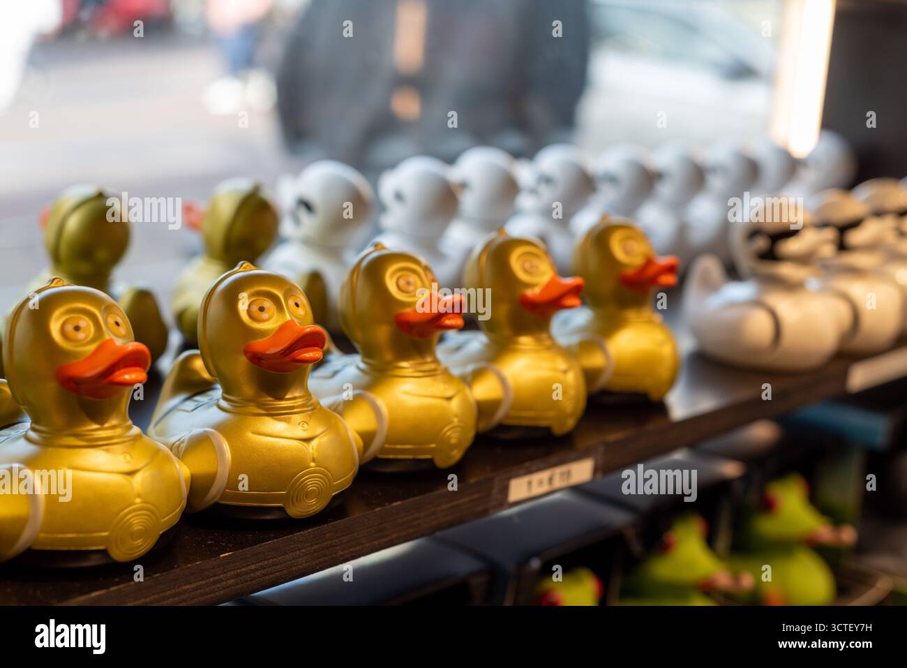 File di anatre di gomma nuove. Souvenir in vendita ad Amsterdam, Paesi Bassi Foto Stock