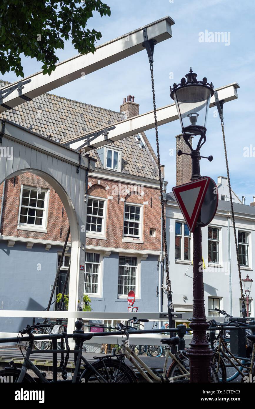 Il ponte levatoio Staalmeestersbrug sul canale di Groenburgwal ad Amsterdam, Paesi Bassi Foto Stock