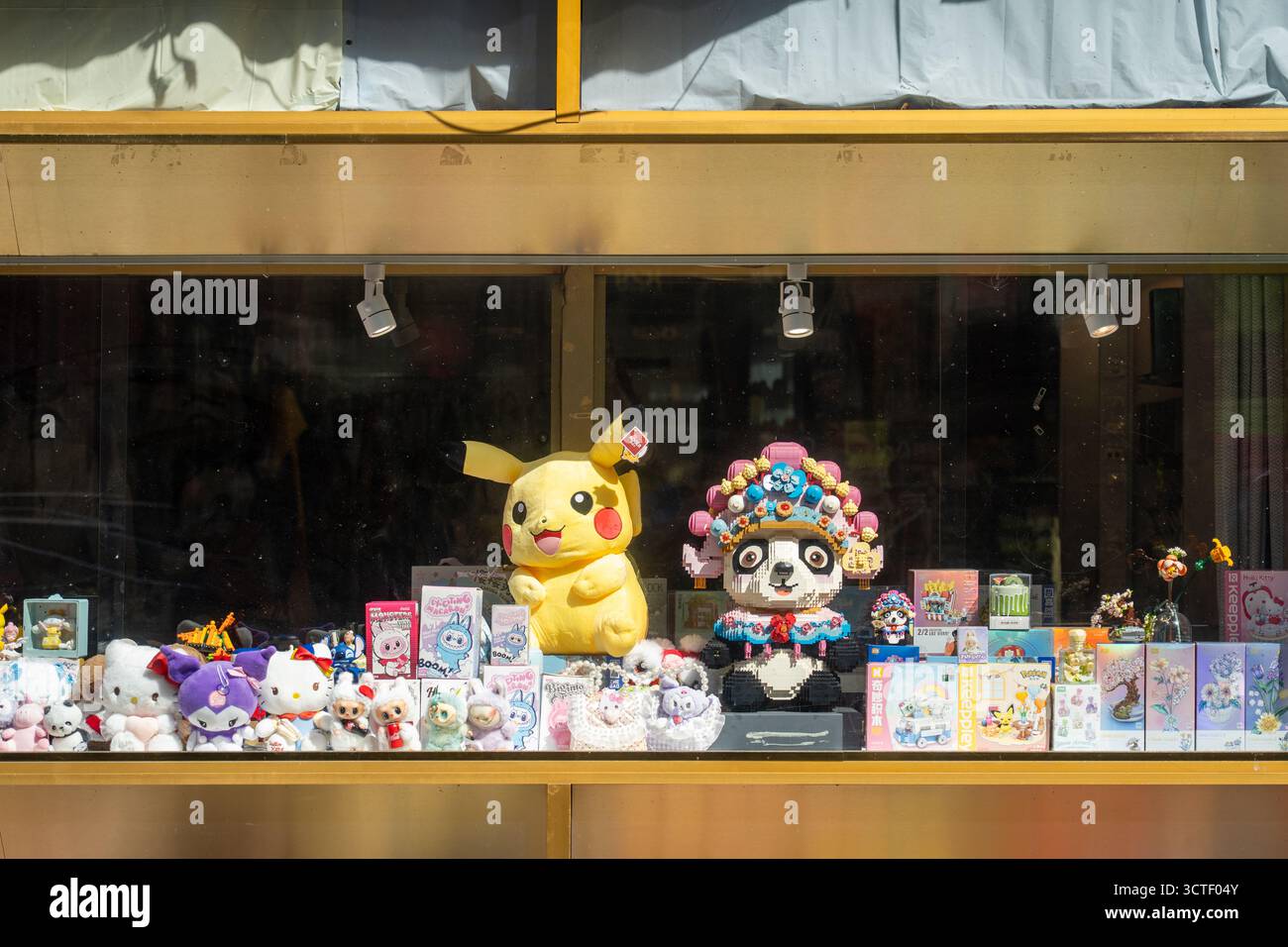San Francisco, Stati Uniti - 12 settembre 2025: Veduta di una vetrina piena di una serie di coloratissimi giocattoli e statuette di peluche, che creano una vivace esposizione contro il vetro riflettente. Foto Stock