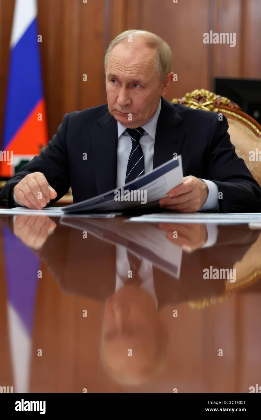Mosca, Russia. 6 ottobre 2025. Il presidente russo Vladimir Putin, ascolta il vice primo ministro Marat Khusnullin durante un incontro faccia a faccia al Cremlino, il 30 settembre 2025, a Mosca, in Russia. Crediti: Alexander Kazakov/piscina del Cremlino/Alamy Live News Foto Stock