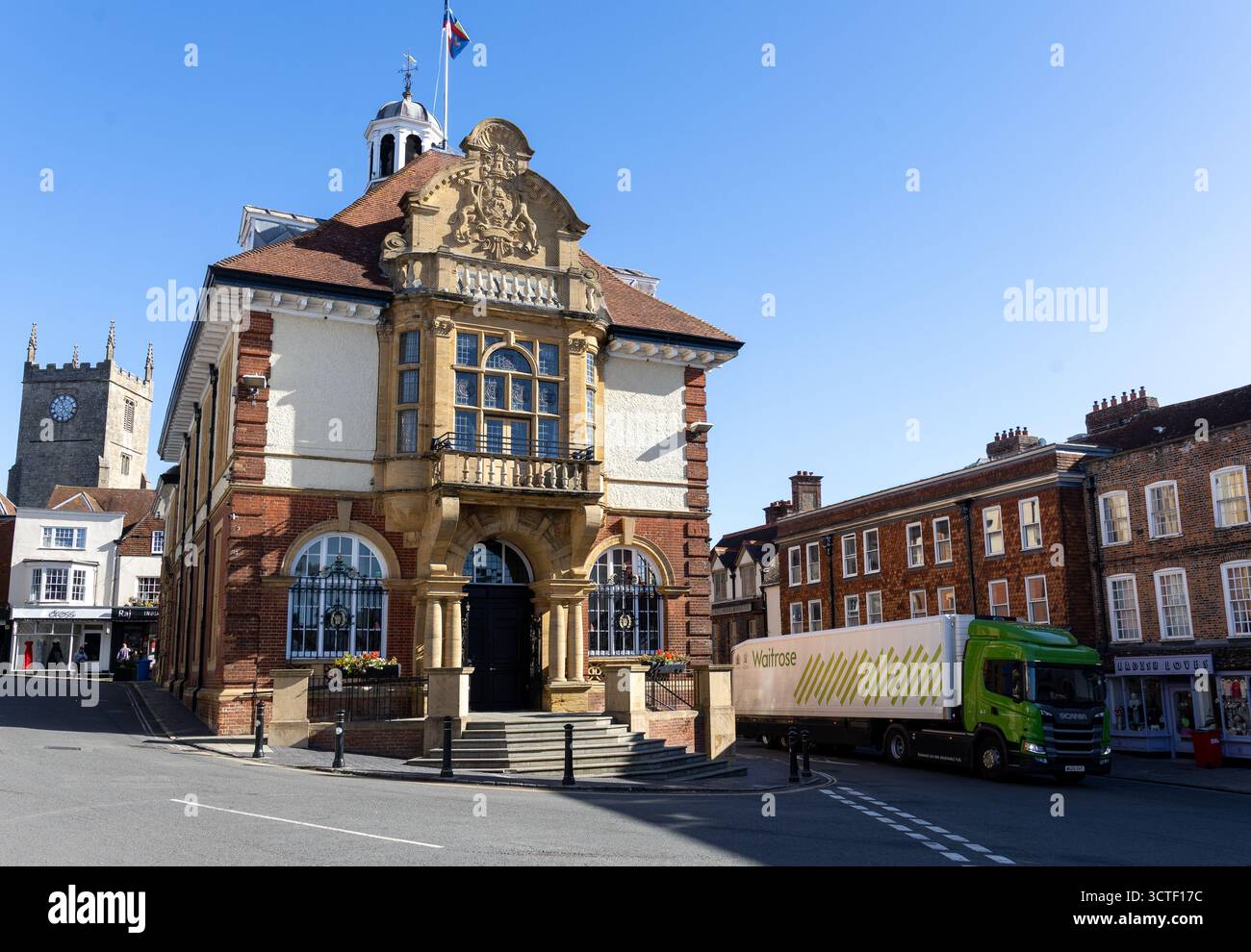 Lo storico municipio di Marlborough, strada principale del Wiltshire, dall'architettura intricata, con un camion Waitrose che passa nelle giornate di sole Foto Stock