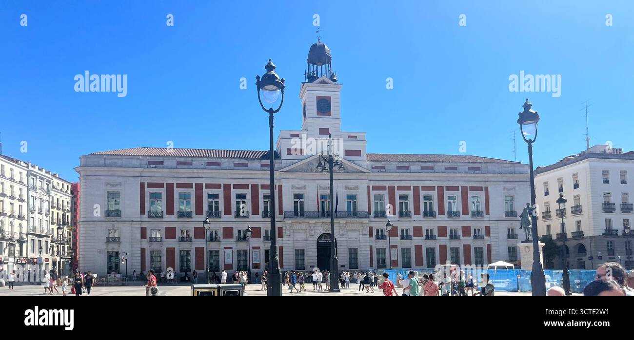 Ayuntamiento de Madrid a Puerta del Sol, Spagna, storico edificio governativo con facciata elegante sotto un cielo estivo soleggiato nel cuore di Madrid. - Immagine stock catturata con smartphone