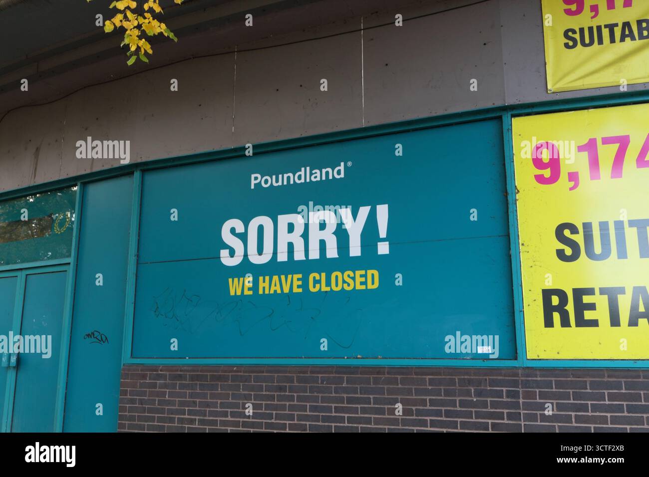 Negozio di Poundland chiuso siamo spiacenti di aver chiuso nel centro di Sheffield, Inghilterra, Inghilterra, la crisi finanziaria delle attività di vendita al dettaglio di High Street Foto Stock