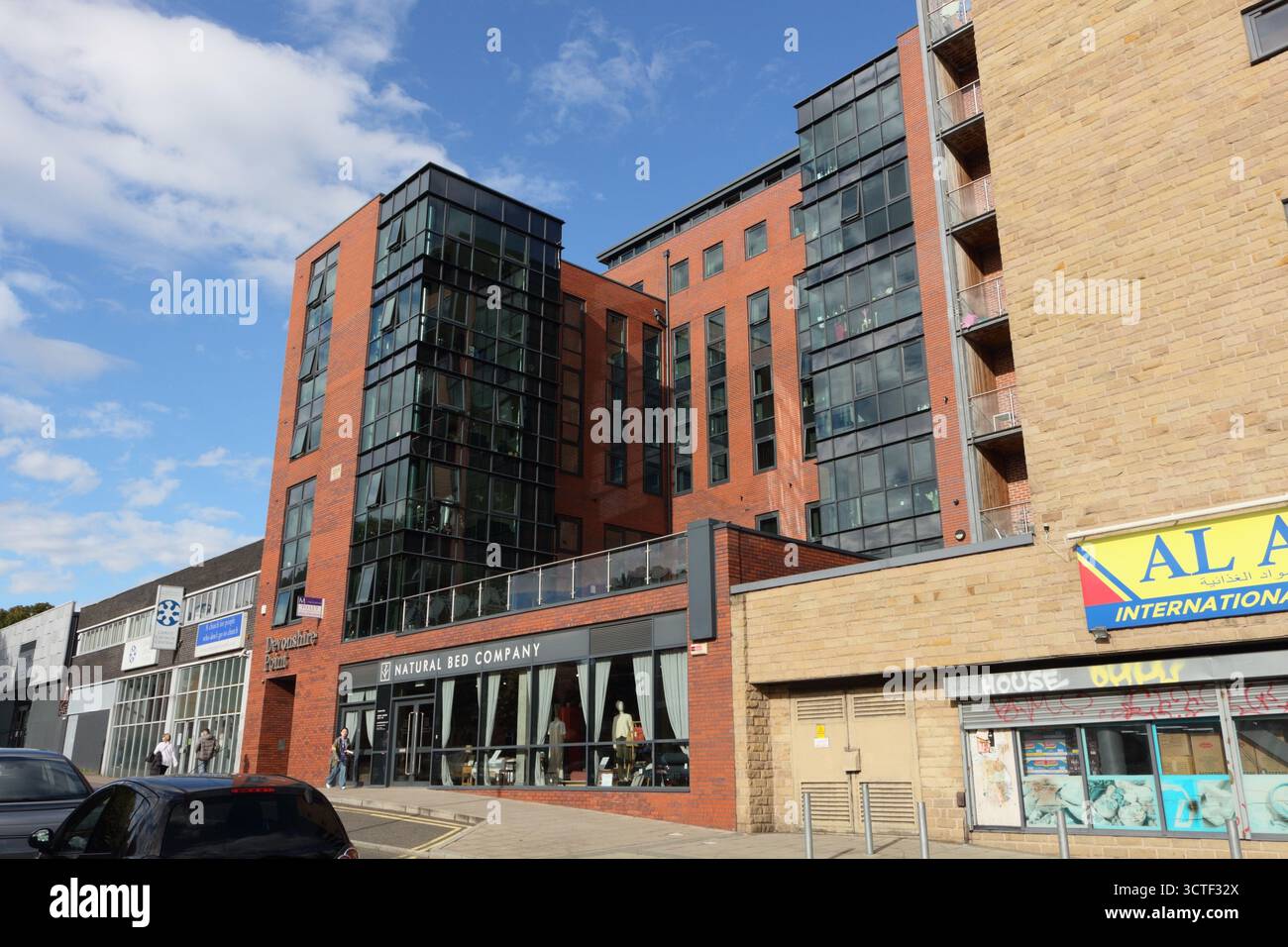 Moderno edificio di appartamenti con negozi al piano terra, Fitzwilliam Street, Sheffield, centro citta', Inghilterra, edificio residenziale nel centro cittadino Foto Stock