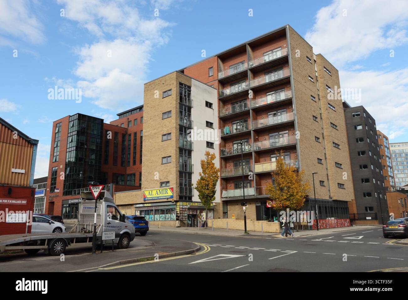 Moderno edificio di appartamenti con negozi al piano terra, Fitzwilliam Street, Sheffield, centro citta', Inghilterra, edificio residenziale nel centro cittadino Foto Stock