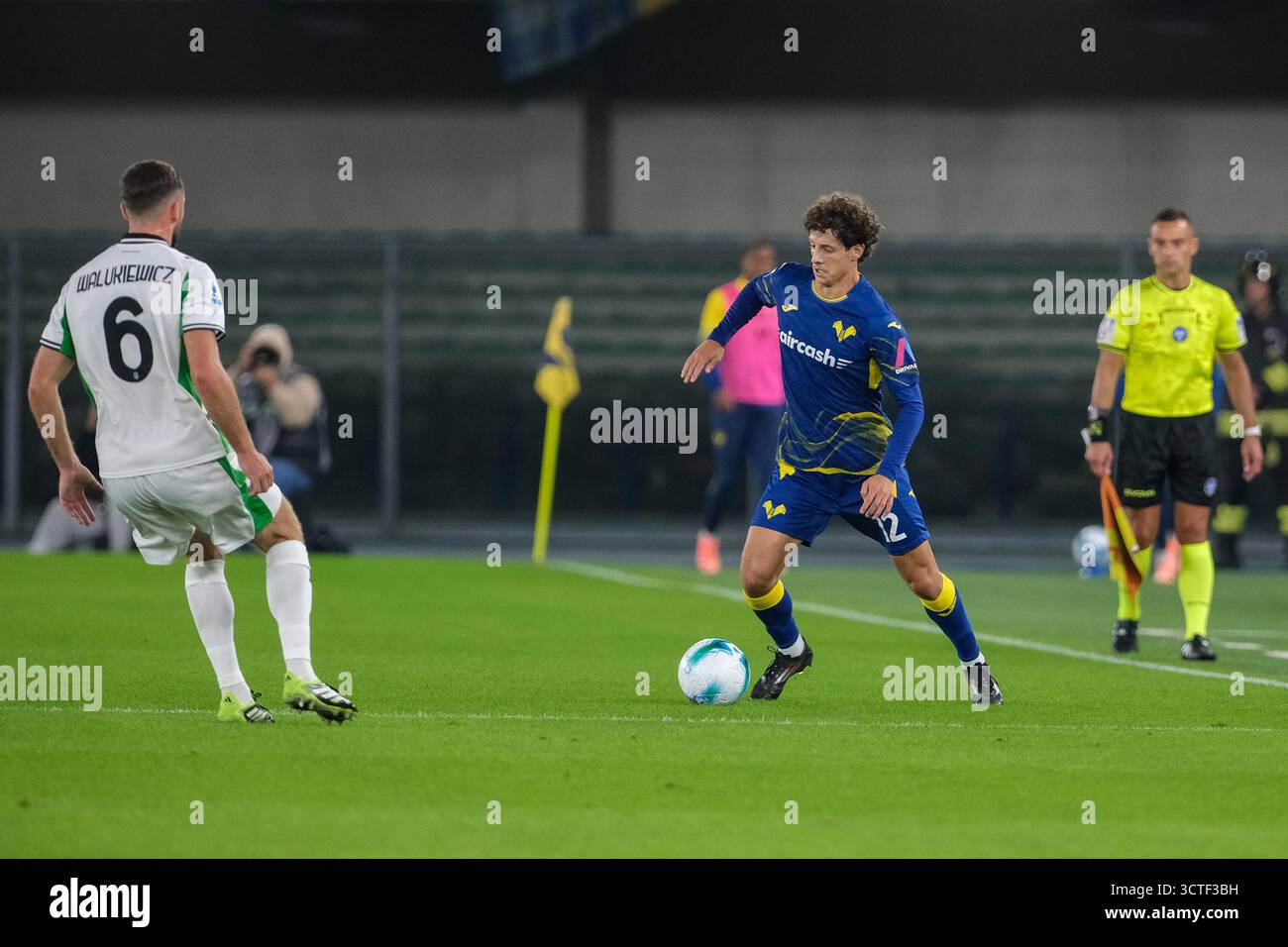 Domagoj Bradaric dell'Hellas Verona FC durante la partita di calcio tra Hellas Verona FC e US Sassuolo, MD6 dei campioni italiani di serie A Enilive Foto Stock