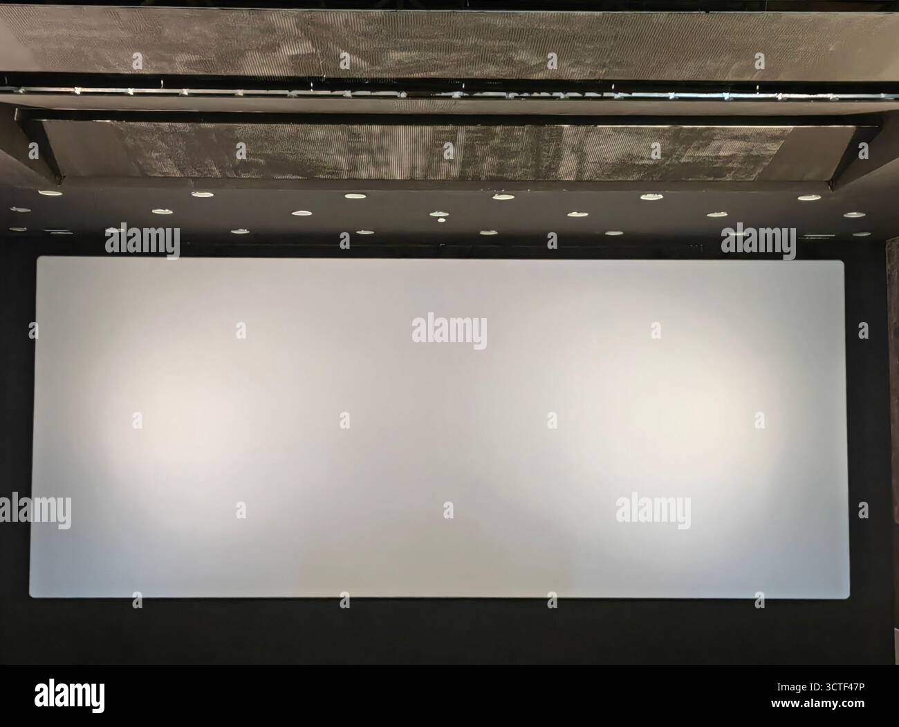 Schermo silenzioso: Cinema vuoto prima dello spettacolo . Foto Stock