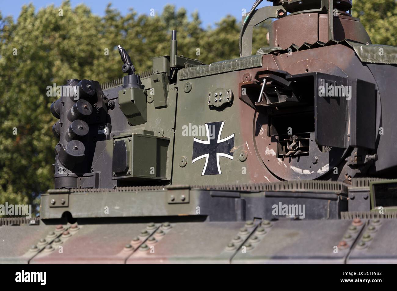 Croce di ferro - insegna militare tedesca e decorazione è su un veicolo armato. Germania, Bundeswehr, forze armate tedesche e simbolo tradizionale della guerra. Poco profondo Foto Stock