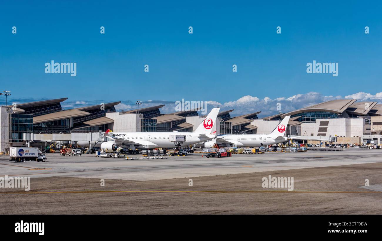 Los Angeles, CA - 3 ottobre 2025: Aerei Japan Airlines alle porte del Tom Bradley International Terminal (B) dell'aeroporto internazionale di Los Angeles (L Foto Stock