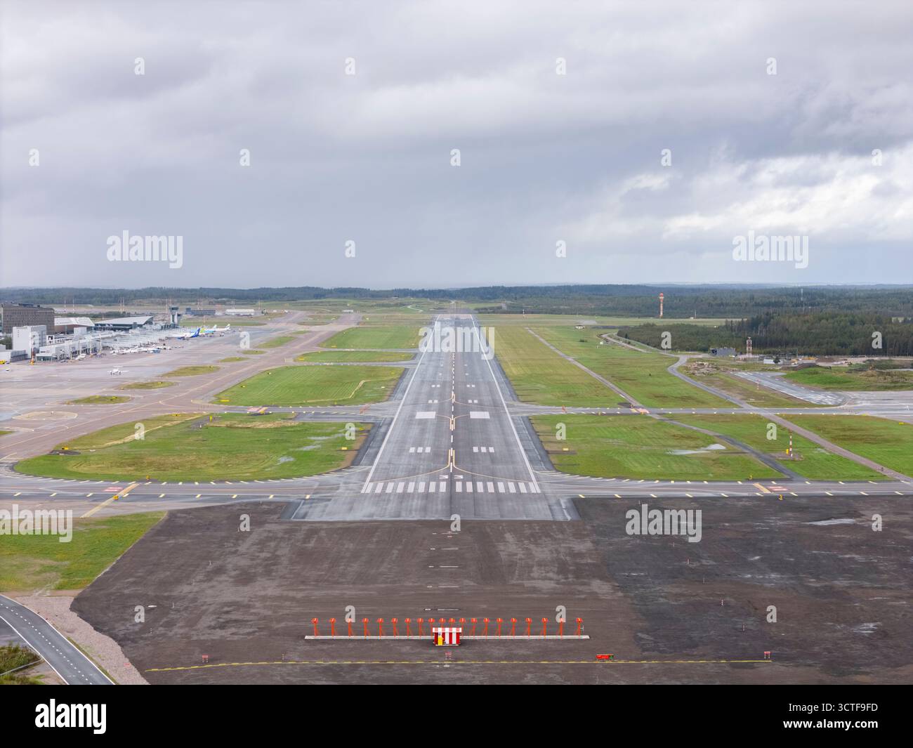 Pista all'aeroporto di Helsinki in Finlandia Foto Stock