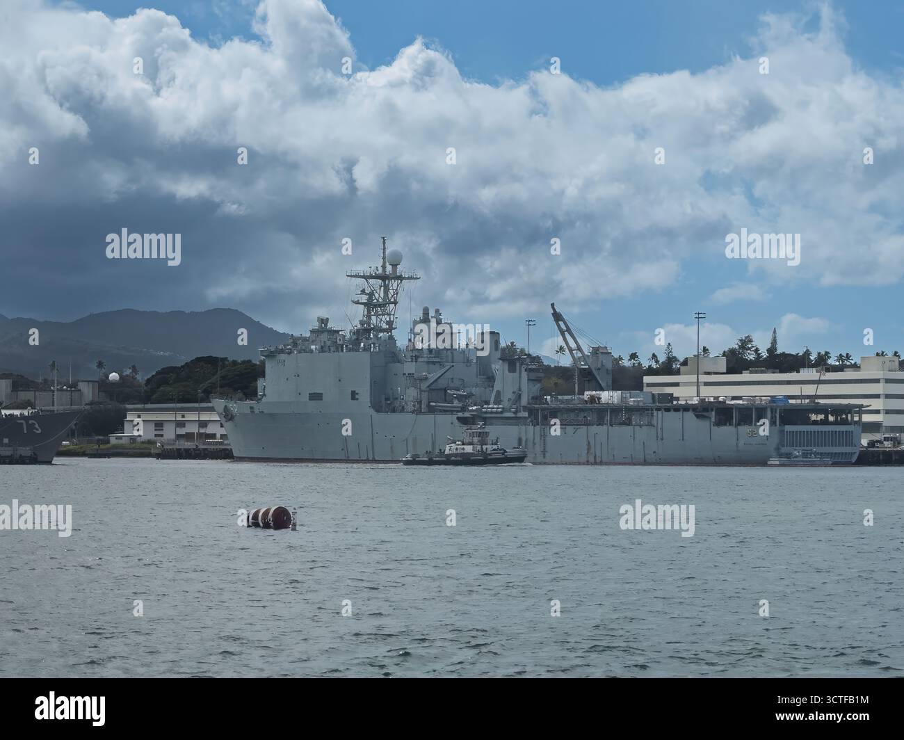 Oahu, Hawaii, Stati Uniti. - 11 luglio 2025: Pearl Harbor. USS Barry, un cacciatorpediniere missilistico guidato Aegis della classe Arleigh Burke in porto sotto il paesaggio nuvoloso Foto Stock