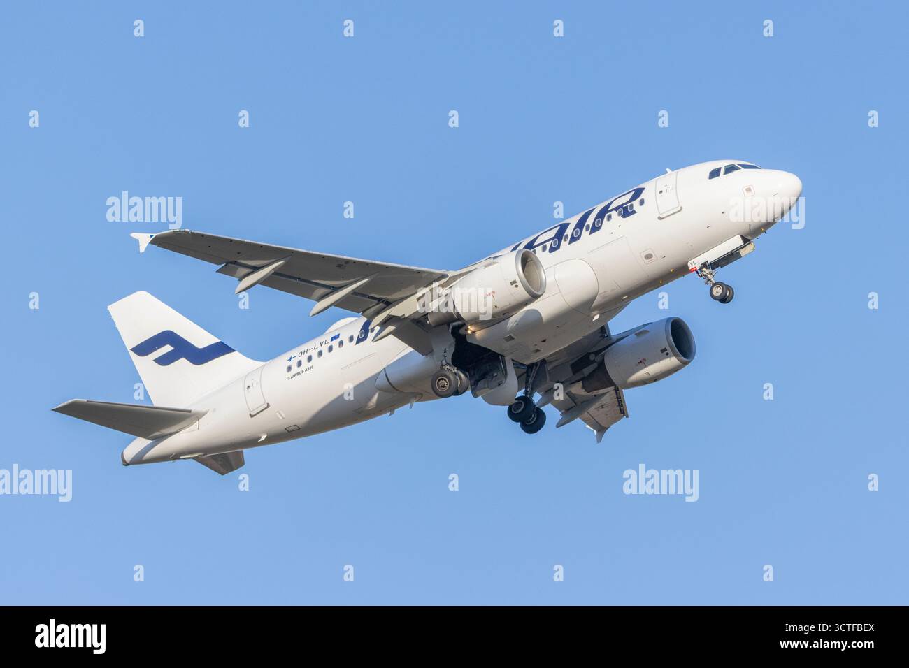 Un aereo Finnair Airbus vicino all'aeroporto di Helsinki in Finlandia Foto Stock