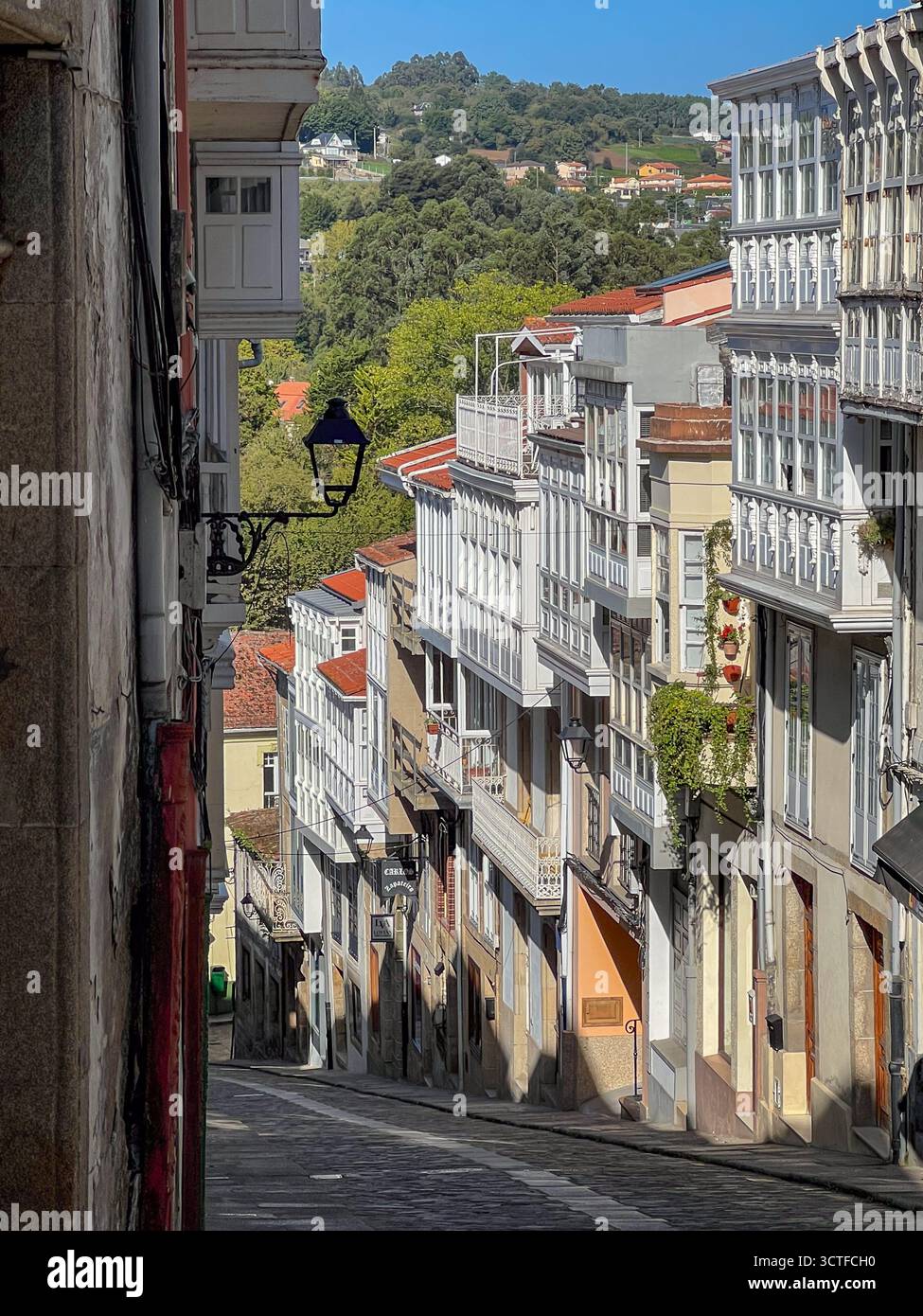 Strada ripida con balconi tradizionali, Betanzos, Galizia Foto Stock