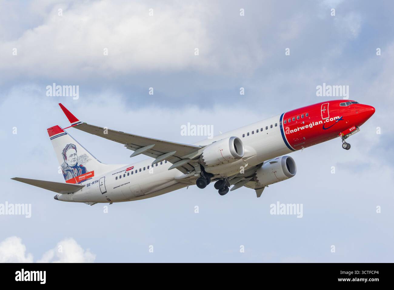 Minna Canthin mukaan nimetty norvegese Boeing 737 Max 8 -lentokone nousussa Helsinki-Vantaalta.||norvegese Boeing 737 Max 8, dal nome della chiave finlandese Foto Stock