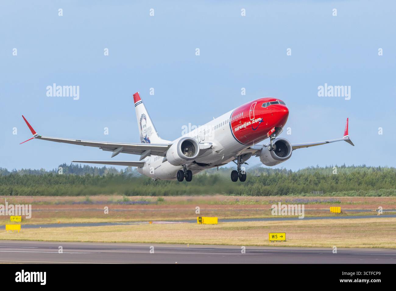 Minna Canthin mukaan nimetty norvegese Boeing 737 Max 8 -lentokone nousussa Helsinki-Vantaalta.||norvegese Boeing 737 Max 8, dal nome della chiave finlandese Foto Stock