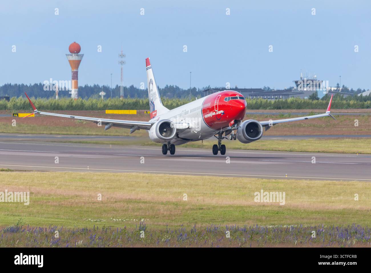Minna Canthin mukaan nimetty norvegese Boeing 737 Max 8 -lentokone nousussa Helsinki-Vantaalta.||norvegese Boeing 737 Max 8, dal nome della chiave finlandese Foto Stock