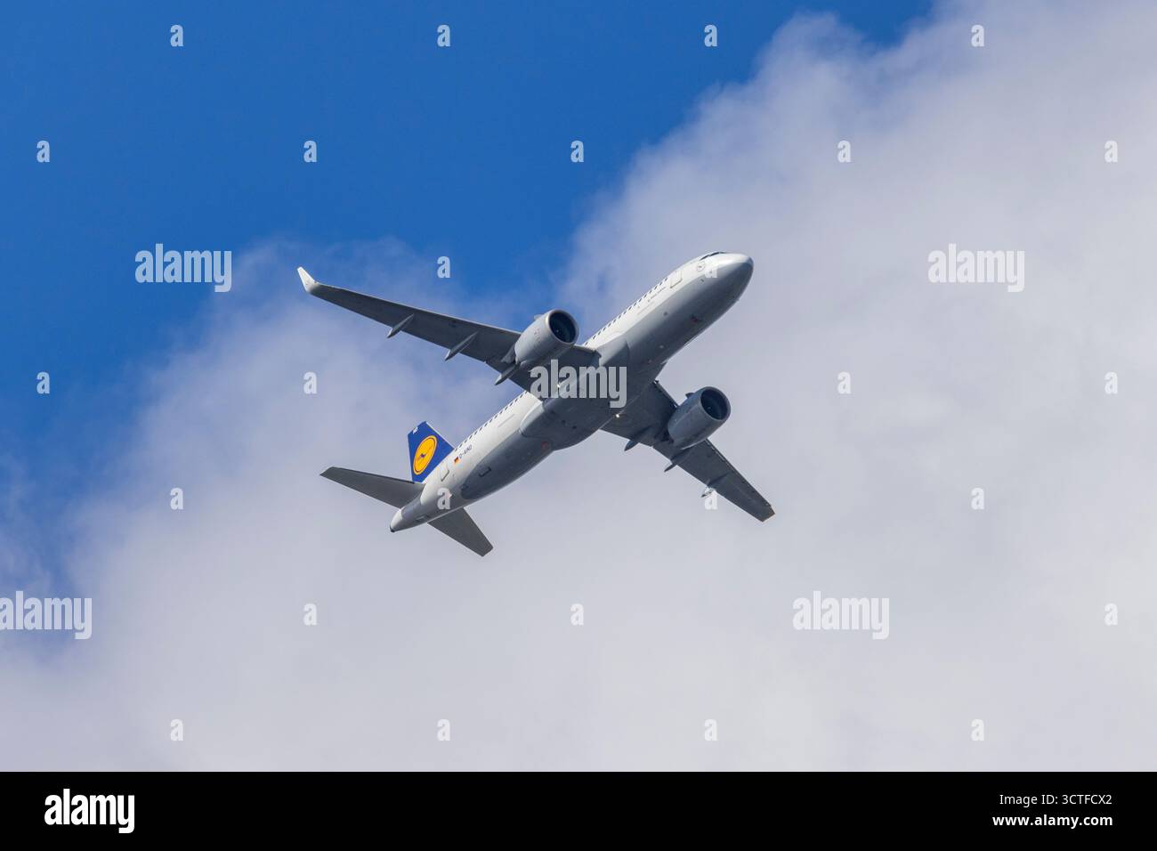 Un aereo Lufthansa Airbus vicino all'aeroporto di Helsinki in Finlandia Foto Stock