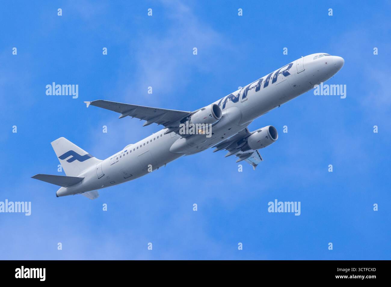 Un aereo Finnair Airbus vicino all'aeroporto di Helsinki in Finlandia Foto Stock