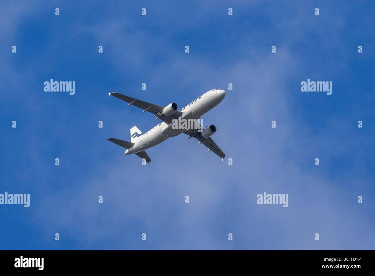 Un aereo Finnair Airbus vicino all'aeroporto di Helsinki in Finlandia Foto Stock