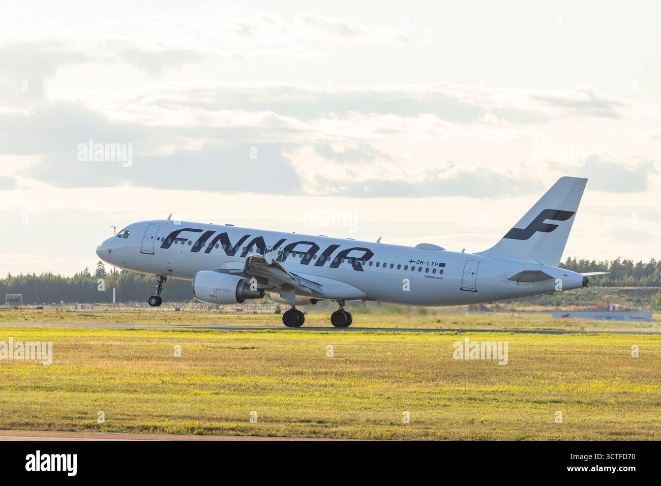 Un aereo Finnair Airbus vicino all'aeroporto di Helsinki in Finlandia Foto Stock