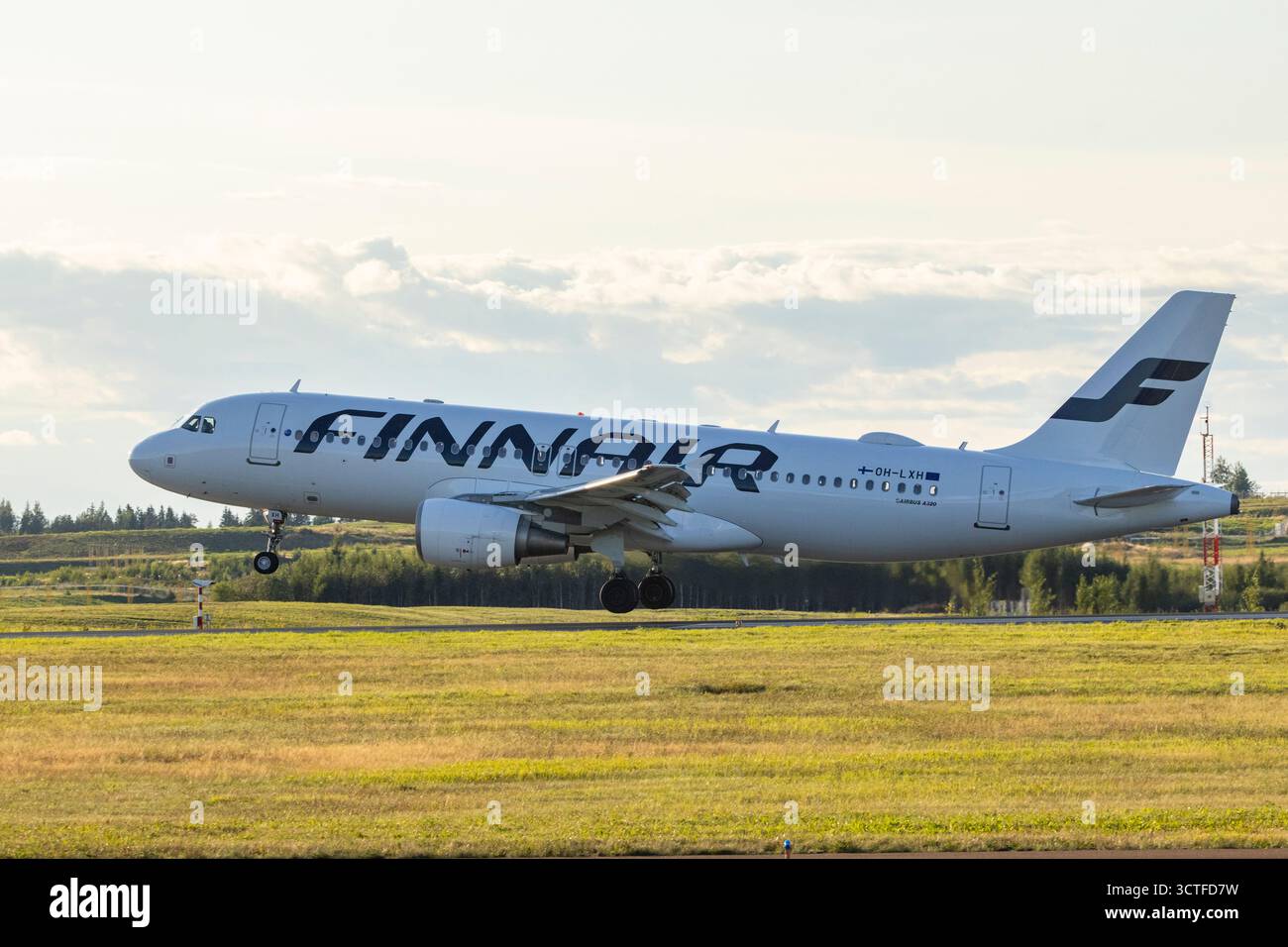 Un aereo Finnair Airbus vicino all'aeroporto di Helsinki in Finlandia Foto Stock