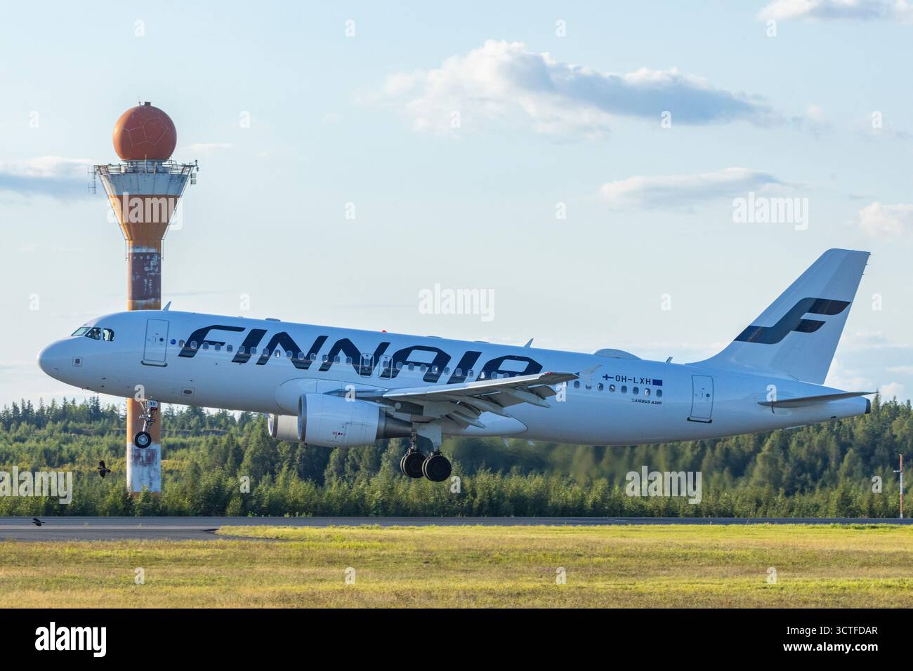 Un aereo Finnair Airbus vicino all'aeroporto di Helsinki in Finlandia Foto Stock