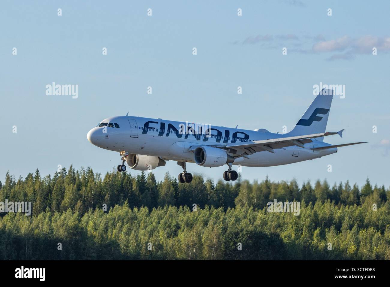 Un aereo Finnair Airbus vicino all'aeroporto di Helsinki in Finlandia Foto Stock
