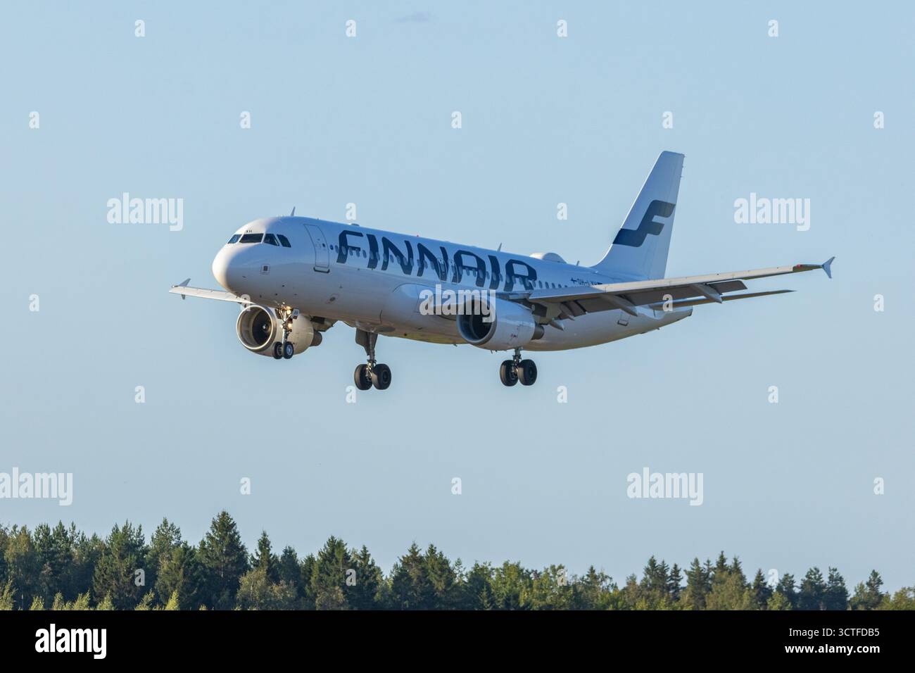 Un aereo Finnair Airbus vicino all'aeroporto di Helsinki in Finlandia Foto Stock