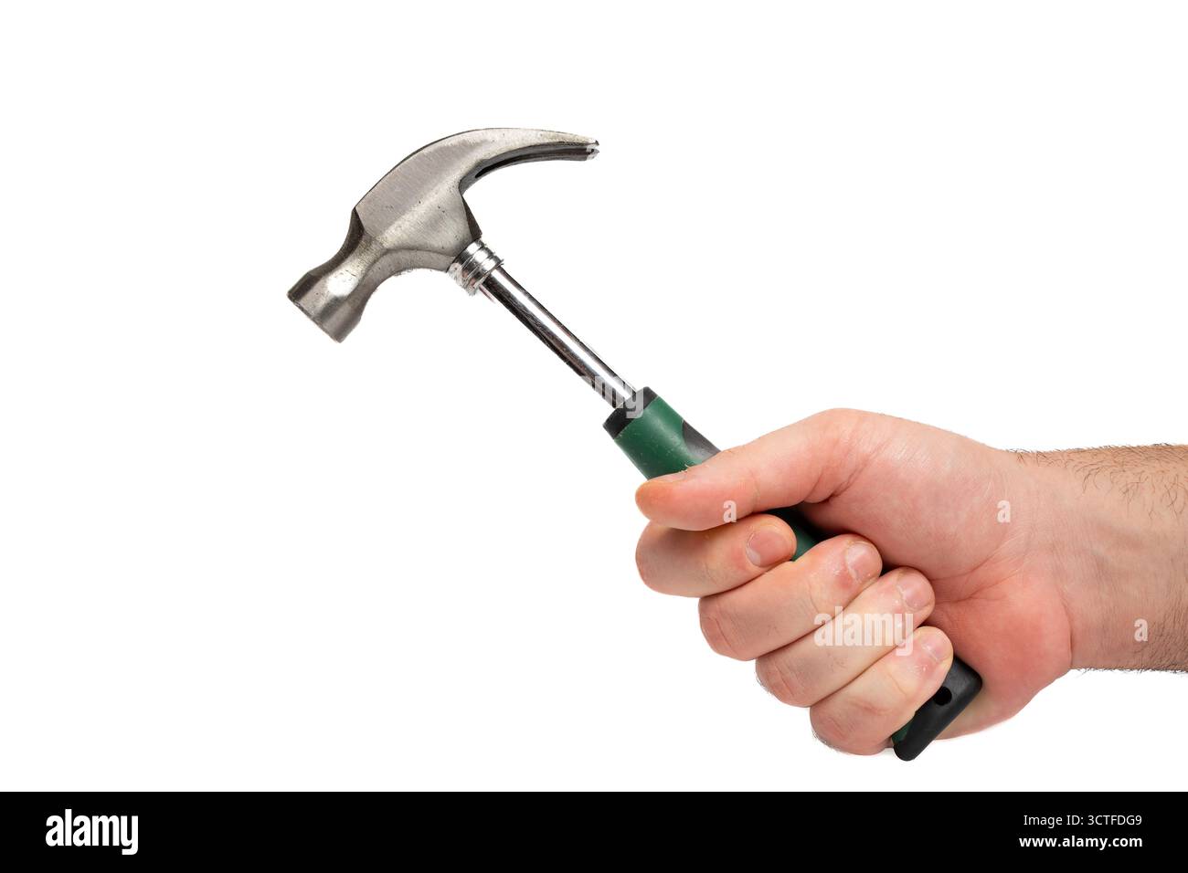 Martello metallico con impugnatura verde su sfondo bianco isolato. Martello afferrato a mano, primo piano. Lavoro, costruzione e cura artigianale Foto Stock