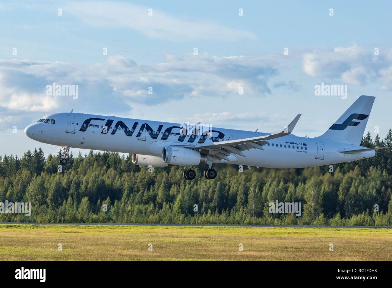 Un aereo Finnair Airbus vicino all'aeroporto di Helsinki in Finlandia Foto Stock