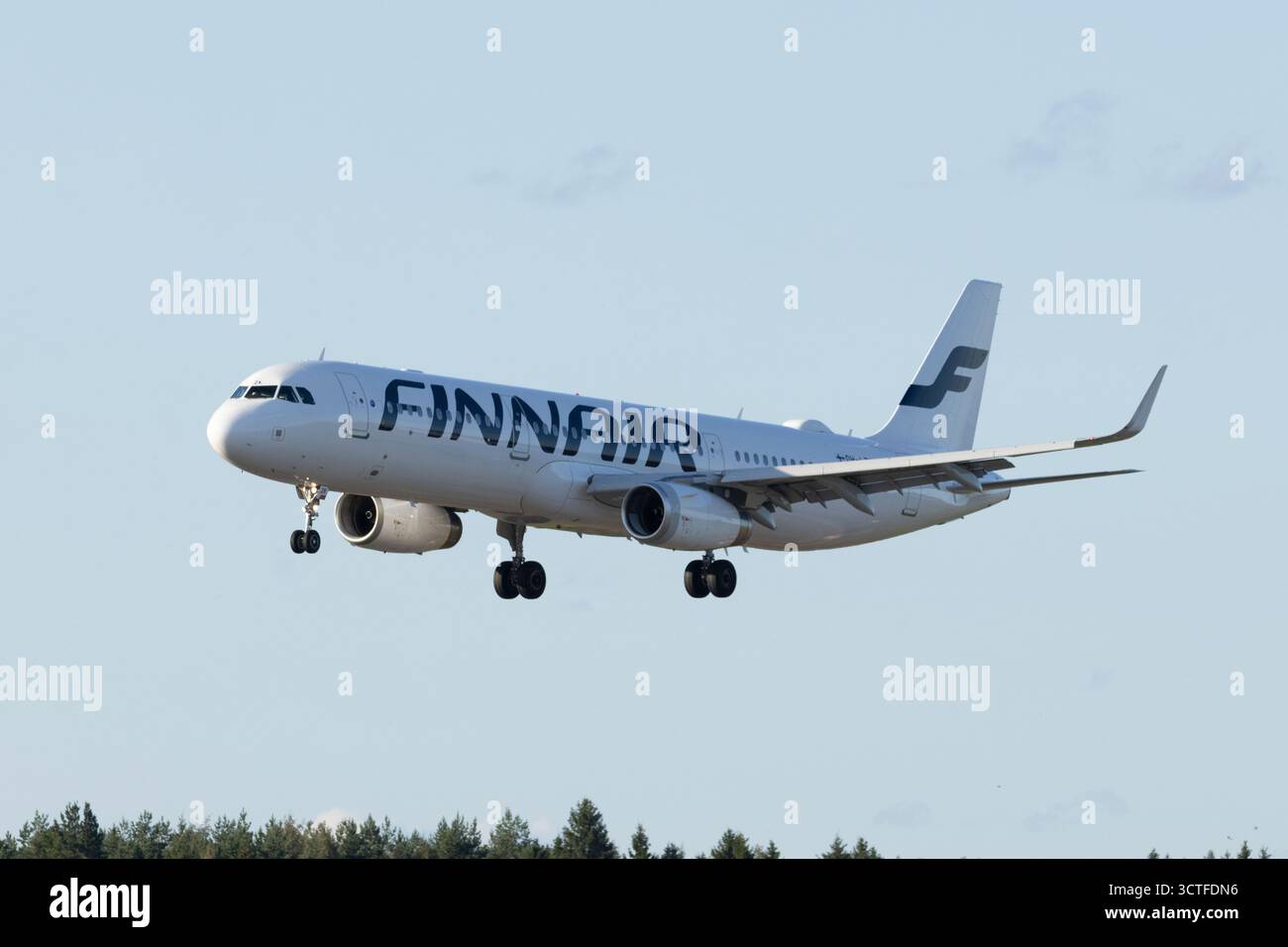 Un aereo Finnair Airbus vicino all'aeroporto di Helsinki in Finlandia Foto Stock