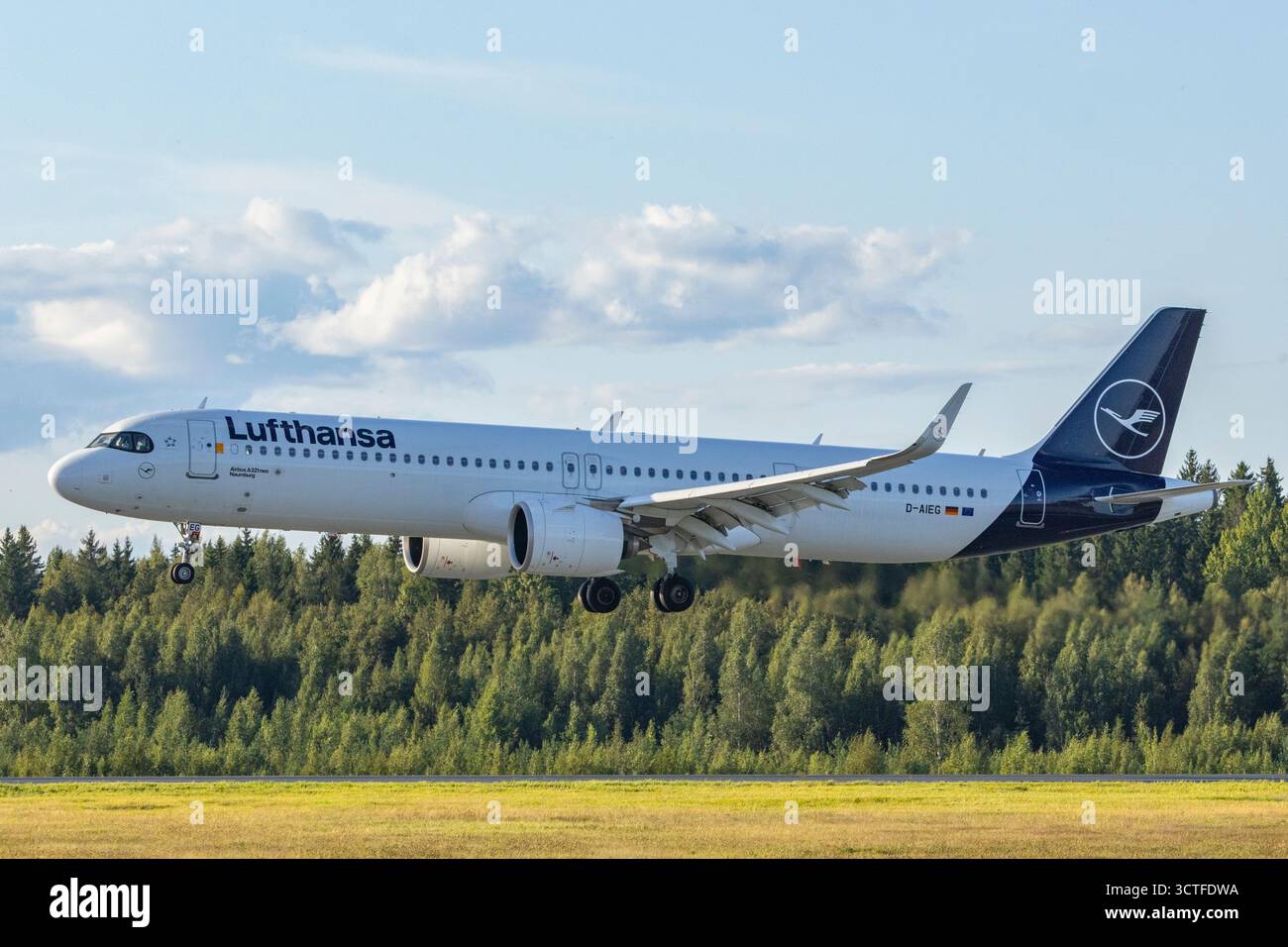 Un aereo Lufthansa Airbus vicino all'aeroporto di Helsinki in Finlandia Foto Stock
