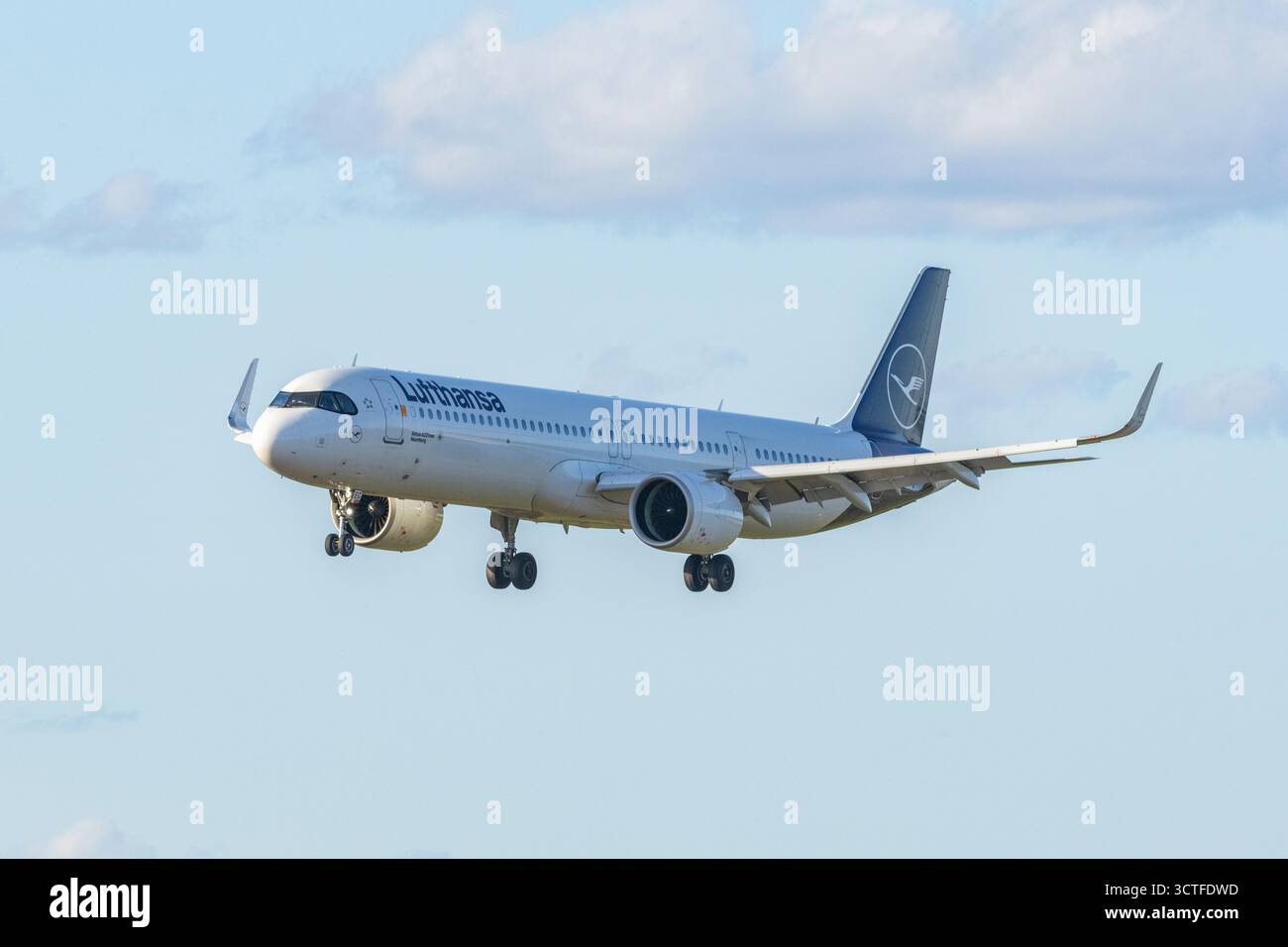 Un aereo Lufthansa Airbus vicino all'aeroporto di Helsinki in Finlandia Foto Stock