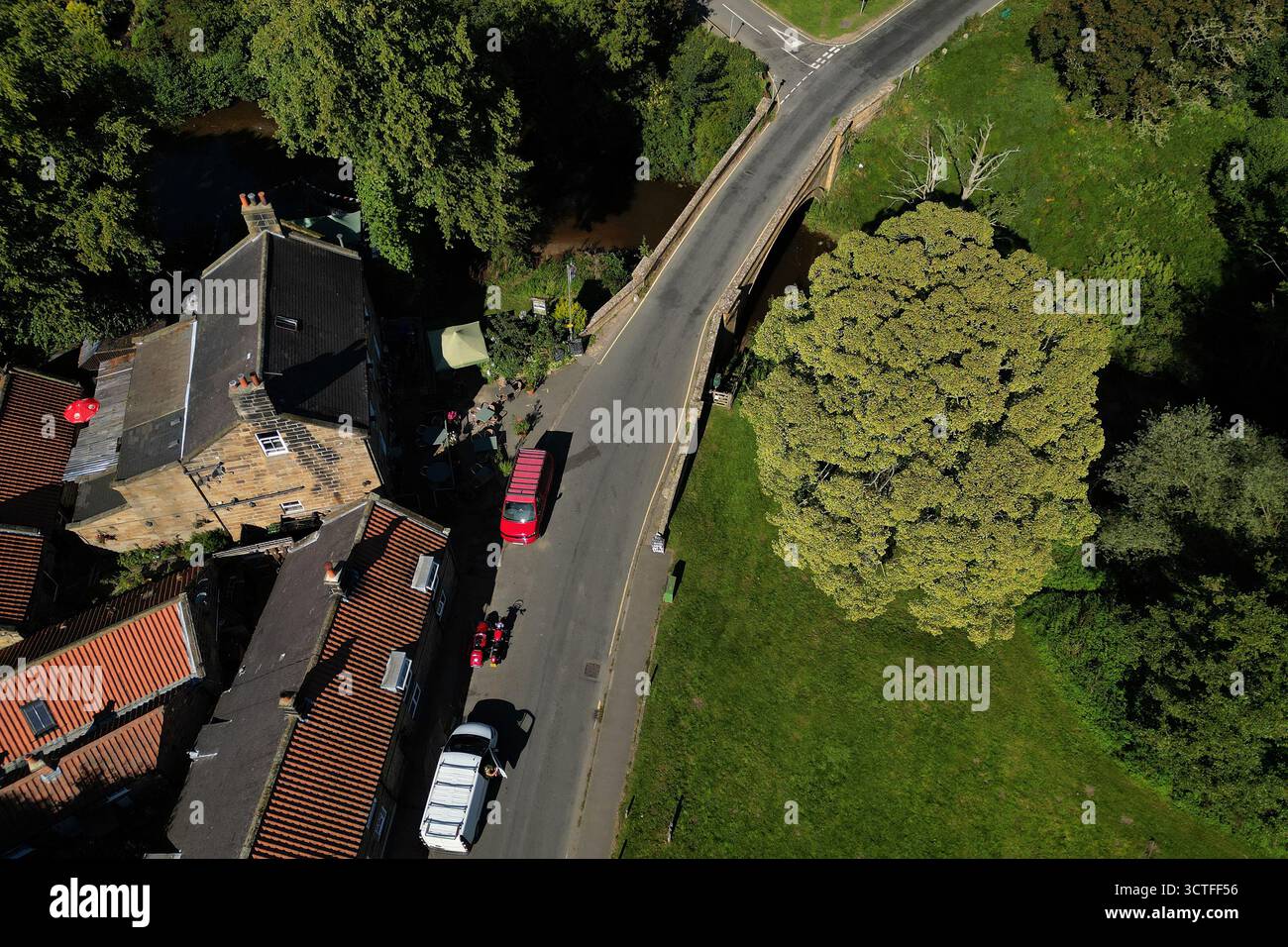 Il fiume Ask scorre attraverso il villaggio di Lealholm nella parrocchia civile di Glaisdale, nel North York Moors National Park. North Yorkshire Foto Stock