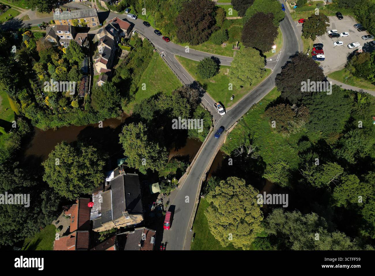 Il fiume Ask scorre attraverso il villaggio di Lealholm nella parrocchia civile di Glaisdale, nel North York Moors National Park. North Yorkshire Foto Stock