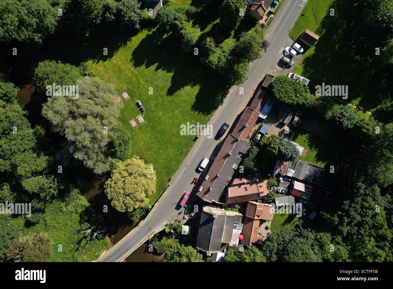 Il fiume Ask scorre attraverso il villaggio di Lealholm nella parrocchia civile di Glaisdale, nel North York Moors National Park. North Yorkshire Foto Stock
