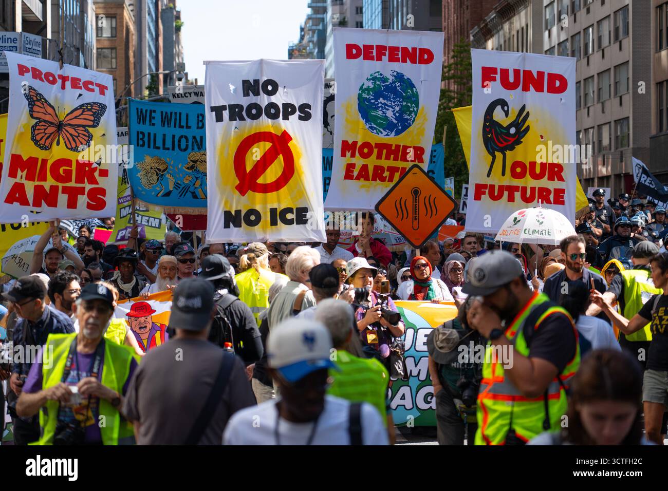 Fate pagare i miliardari al Rally e alla marcia a New York, un'acquisizione potenziata dal popolo che chiede un clima vivibile per tutti e la fine degli inquinatori miliardari e degli attacchi fascisti contro i migranti. Foto Stock