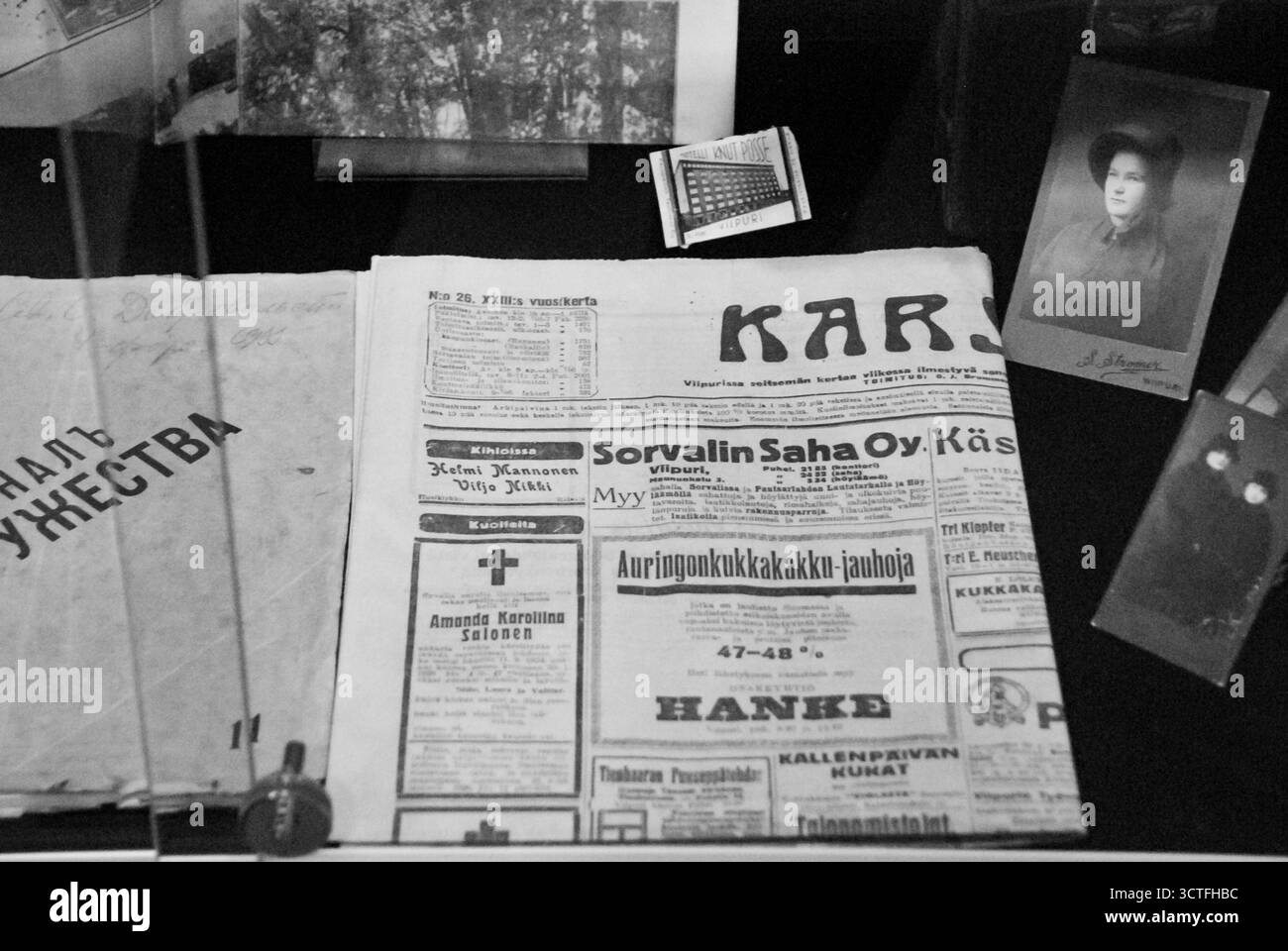 Vyborg, Russia - 2 gennaio 2013 - le foto di famiglia e i giornali finlandesi d'epoca vengono visualizzate in bianco e nero. Foto Stock