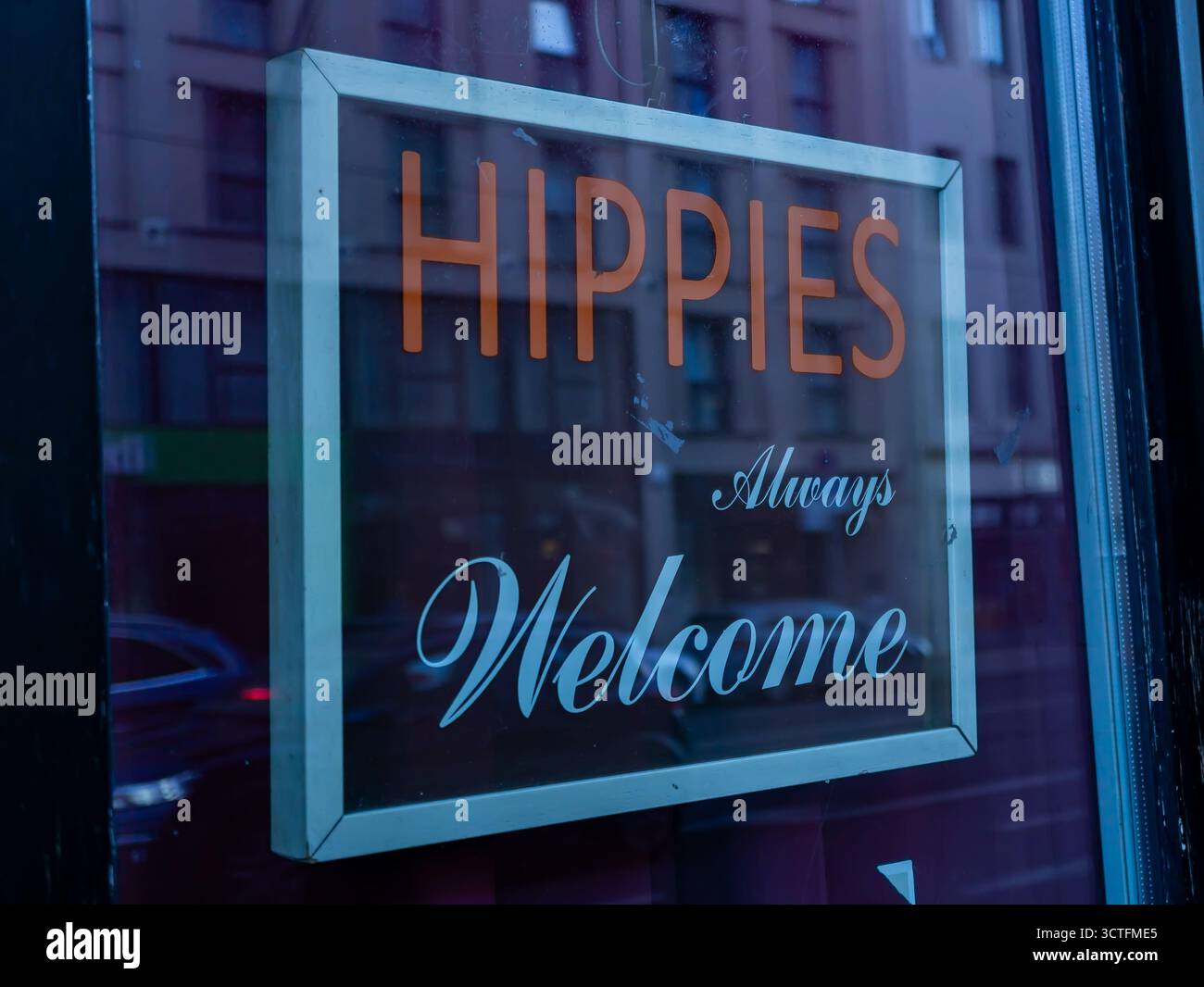 Insegna "hippies Always Welcome" (hippies Always Welcome) su una porta del bar, che riflette un'atmosfera rilassata e un'atmosfera cittadina d'epoca. Foto Stock