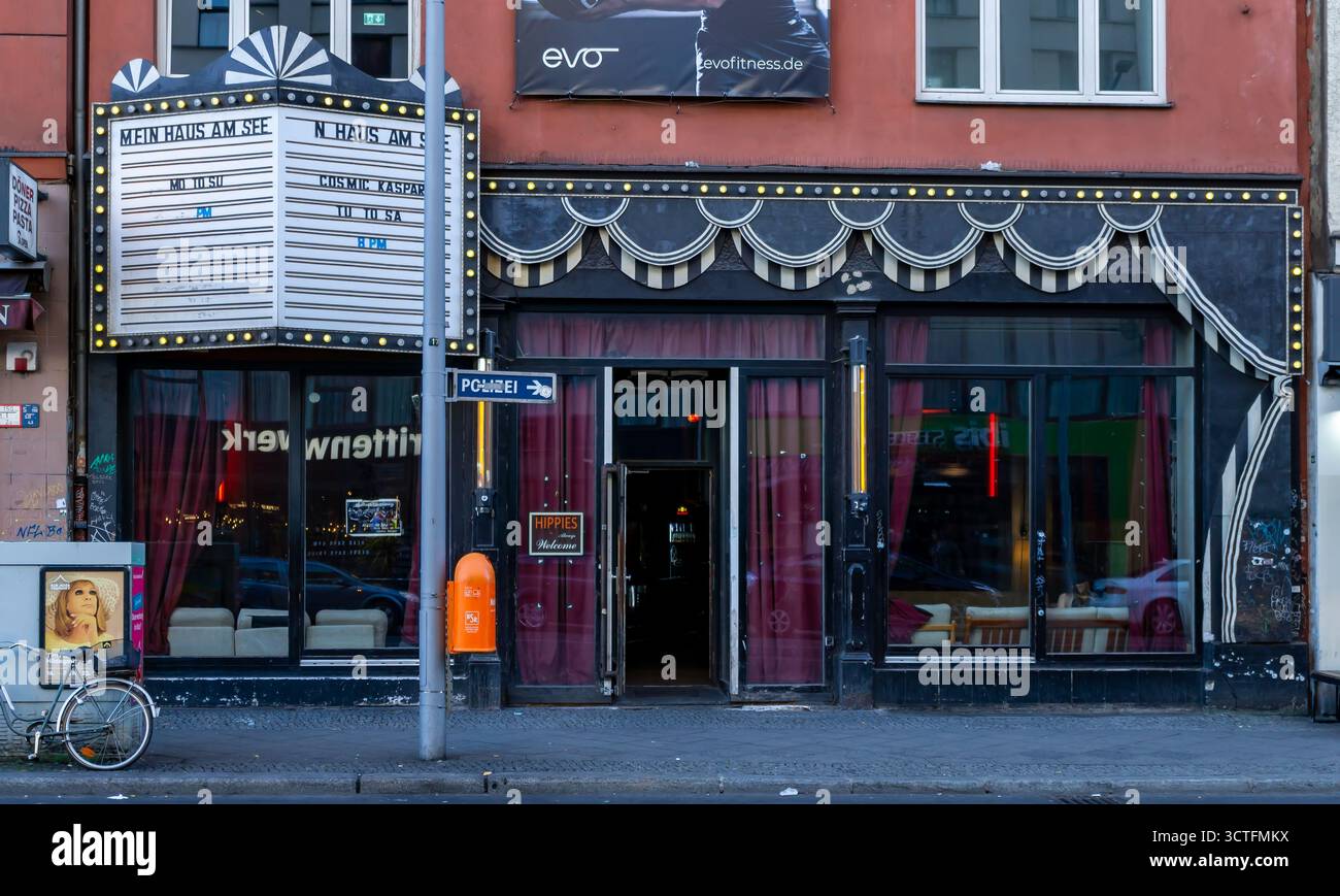 Vista frontale del Mein Haus am SEE bar a Berlin Mitte, un popolare caffè e locale notturno con luci e tende d'epoca. Foto Stock