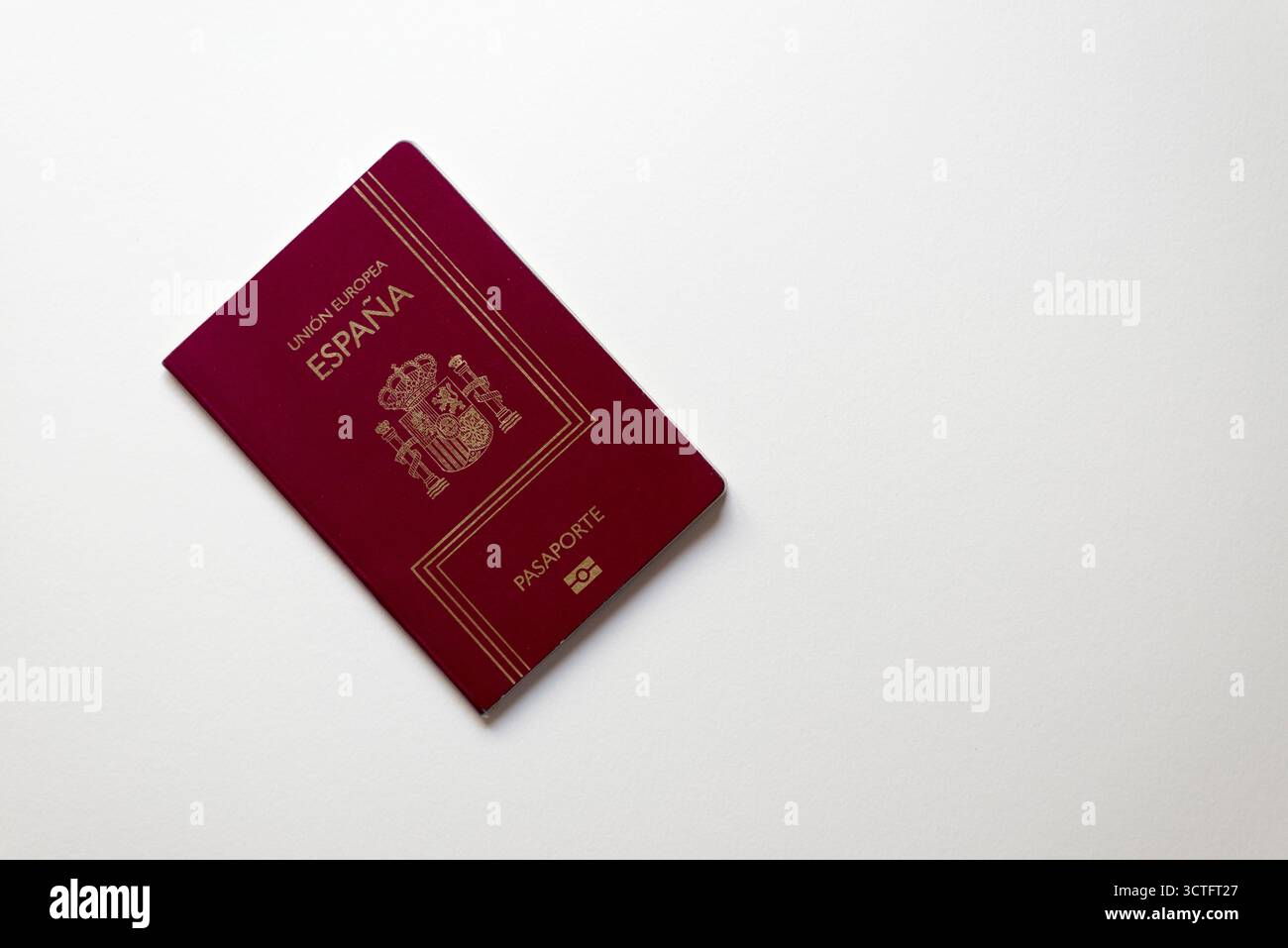 Passaporto spagnolo, copertura borgogna, documento individuale ufficiale che dimostra l'identità e la nazionalità per i viaggi internazionali, con chip biometrico. Foto Stock