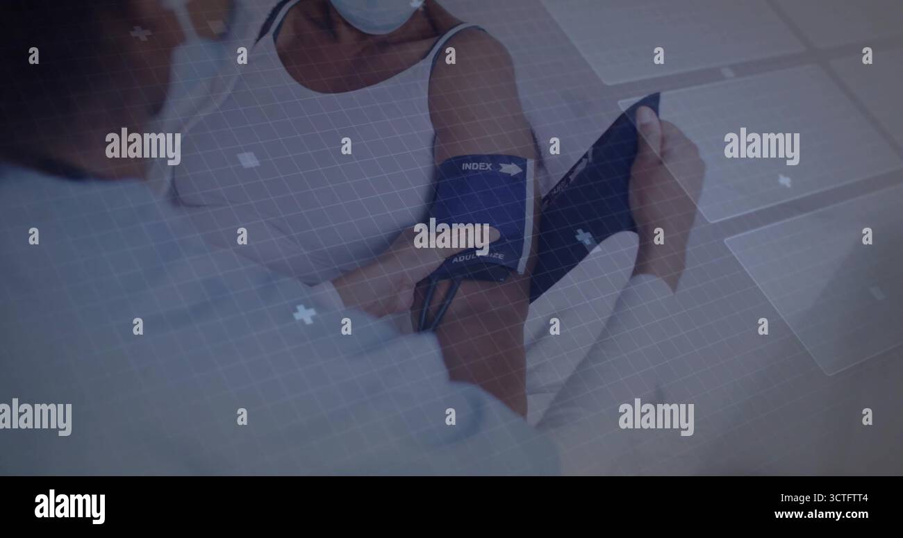 Avvolgimento di un medico mascherato che posiziona il bracciale per la pressione sanguigna sul braccio del paziente nella sala esame con pannelli UI Foto Stock