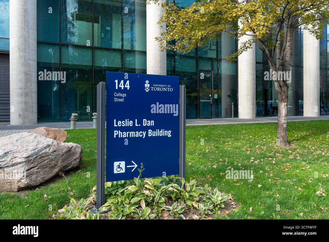 L'insegna Leslie Dan Facoltà di Farmacia dell'Università di Toronto è mostrata a Toronto, Canada. Foto Stock
