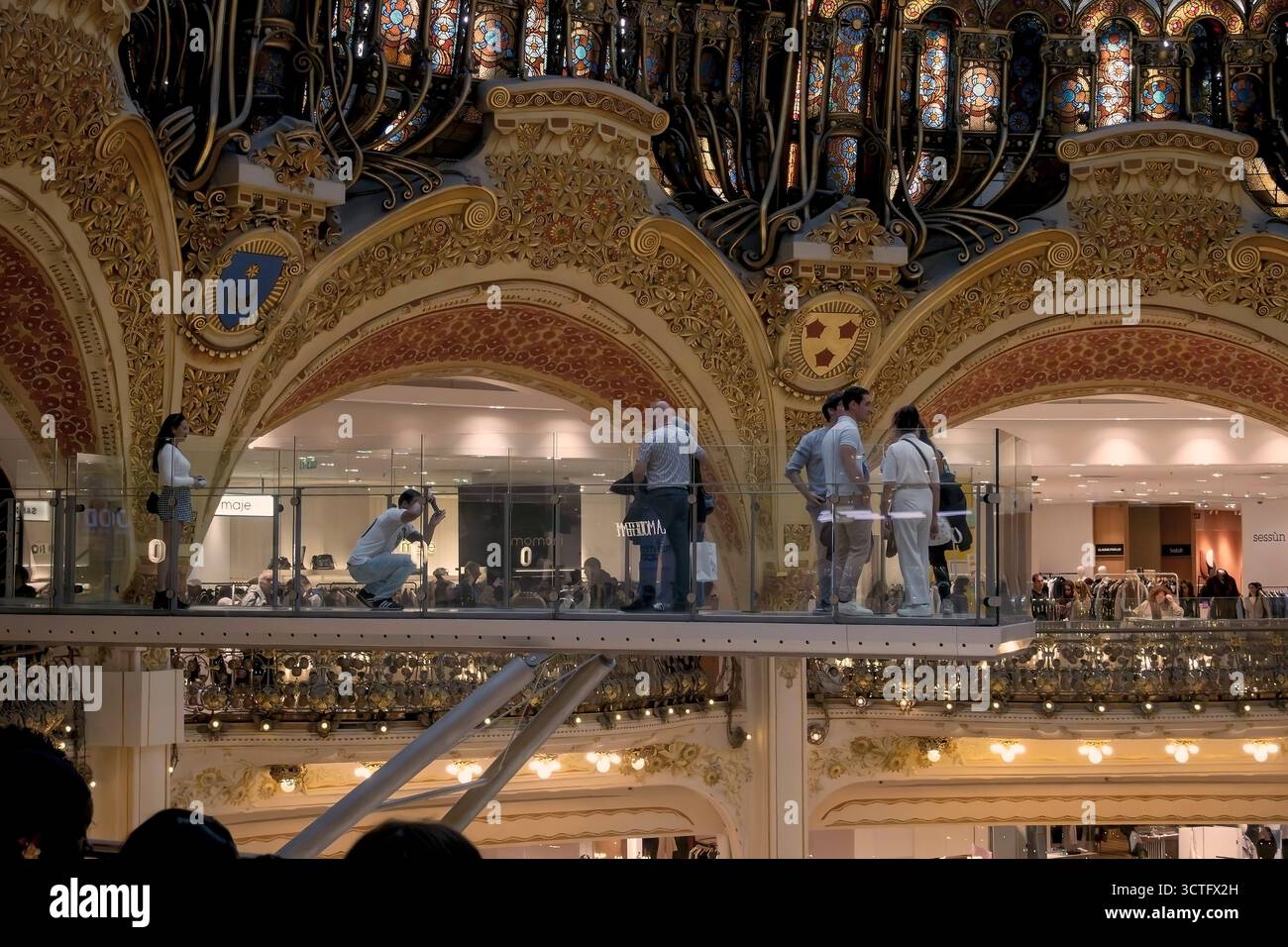 Persone sulla Glasswalk nelle gallerie Art Nouveau Lafayette Haussmann Cupole Store nel 9° arondisment, Parigi, Francia Foto Stock