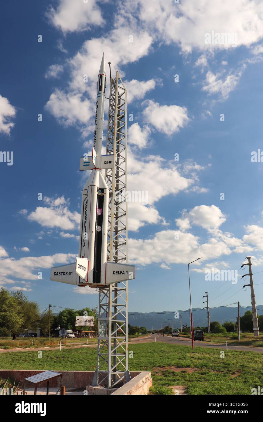 Iconico modello espositivo del razzo CASTOR sulla torre di lancio presso l'ex centro spaziale CELPA 1 a Chamical, la Rioja, Argentina. Sito storico. Foto Stock